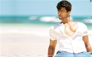 Kushal Tandon makes girls fall for him on the beach